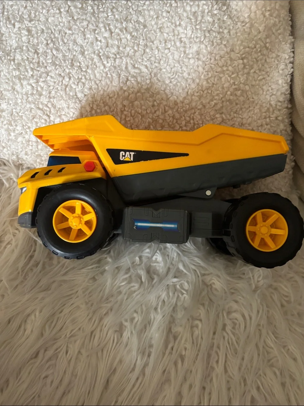 CAT® FUTURE FORCE DUMP TRUCK lights and sound